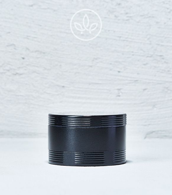 Kovová drtička Basic 60 mm 4 dílná černá pro bylinné směsi, odolná kovová konstrukce a ostré zuby pro snadné drcení