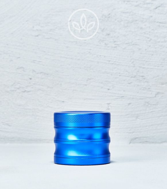 Kovová drtička Vlnitá 56 mm 4 dílná modrá pro bylinné směsi, odolná kovová konstrukce a ostré zuby pro snadné drcení