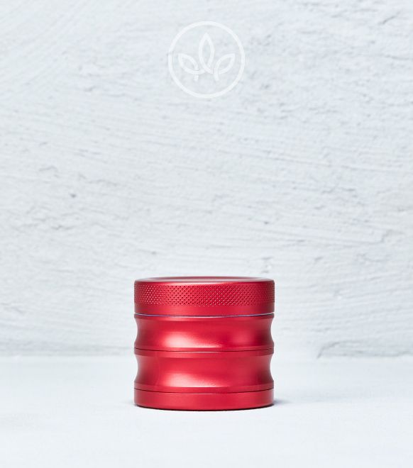 
Kovová drtička Vlnitá 56 mm 4 dílná červená pro bylinné směsi, odolná kovová konstrukce a ostré zuby pro snadné drcení  
