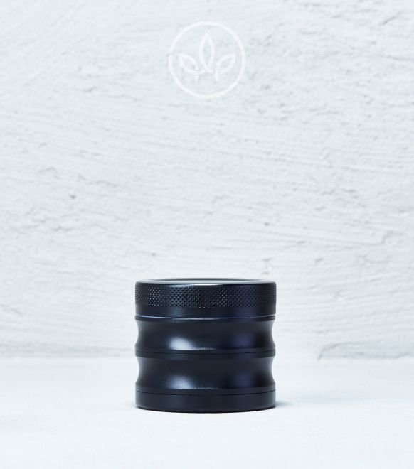 Kovová drtička Vlnitá 56 mm 4 dílná černá pro bylinné směsi, odolná kovová konstrukce a ostré zuby pro snadné drcení