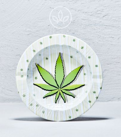 
Cínovaný popelník Weed s kapacitou pro tři jointy, praktický design pro každodenní použití  
