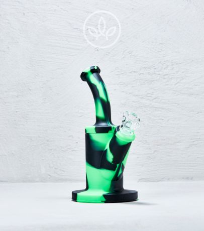
Silikonové bong vícebarevné 24 cm s předehřívačem a zakřivenou tahovou trubicí – detail produktu
