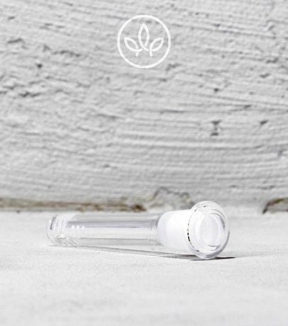 
Chillum ze skla se šesti difuzními zářezy v hladkém technickém provedení prezentovaný na produktovém snímku

