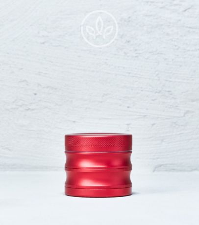  Kovová drtička Vlnitá 56 mm 4 dílná detail produktu s magnetickým víkem pro bezpečné uzavření a pohodlné použití 
